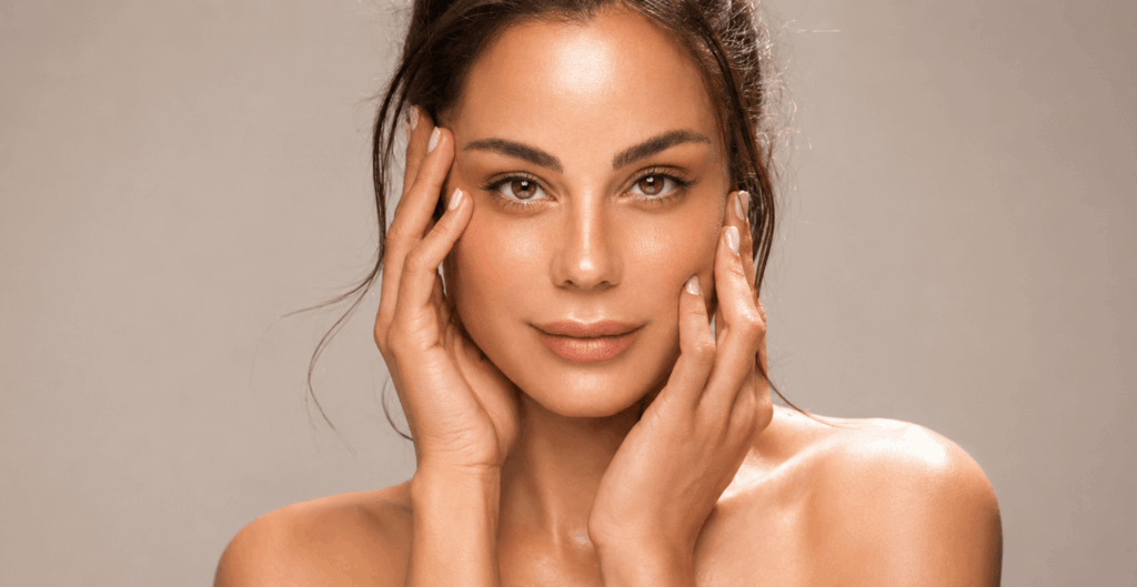 Donna con le mani sul viso, immagine rappresentativa del trattamento Botox per le rughe d’espressione