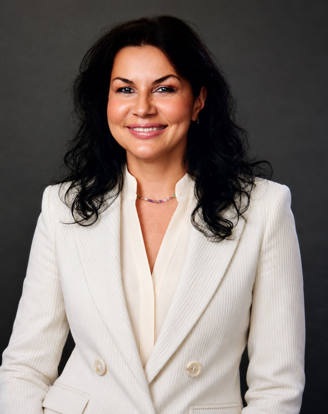 Ritratto della Dott.ssa Diana Drochioiu, medico di medicina estetica presso Maison Diana Aesthetics a Roma